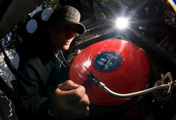 DJNUDLZ performing with vinyl